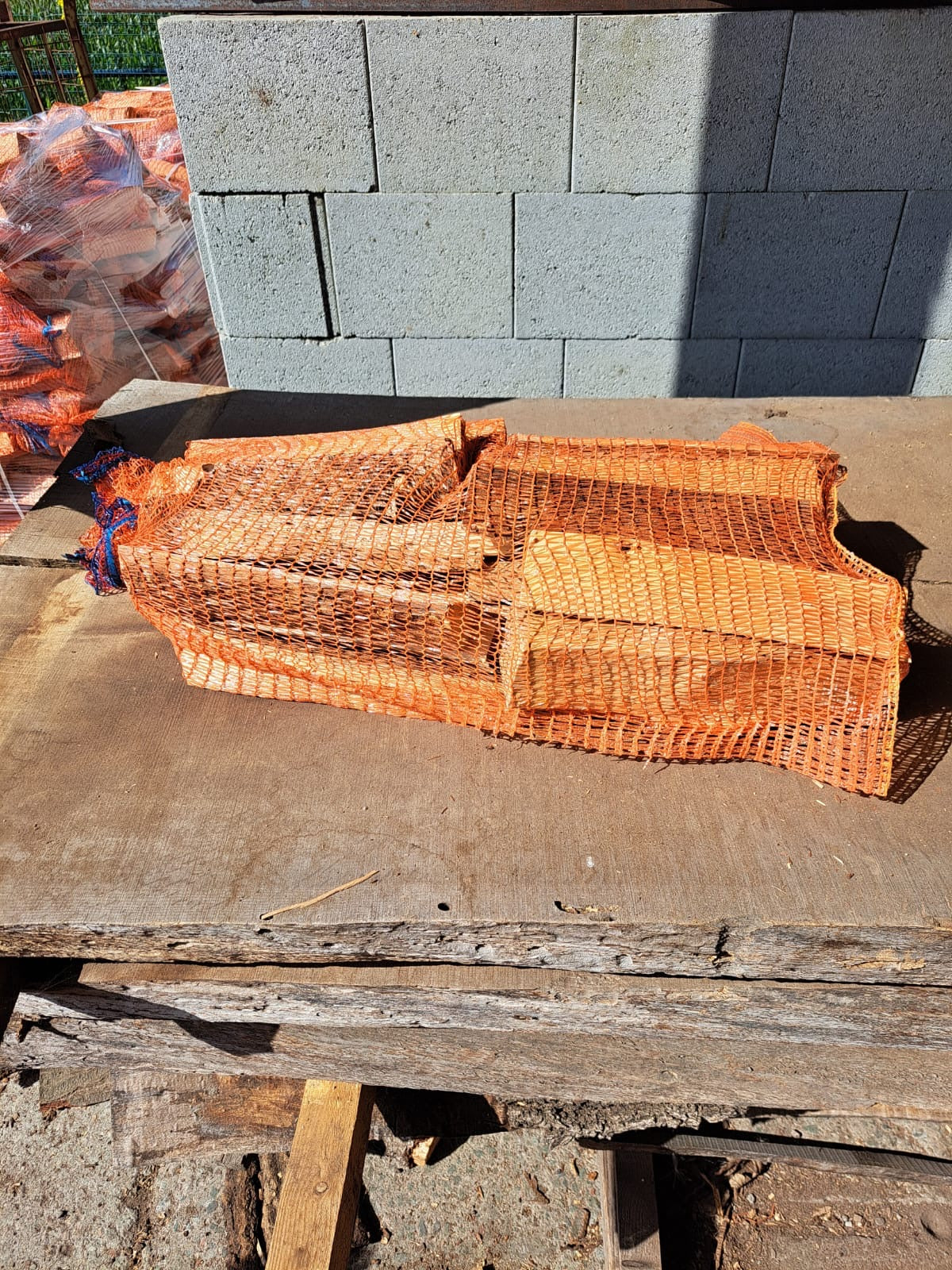 Kaminholz in Säcken (Buche, Eiche, Birke, Nadelholz)