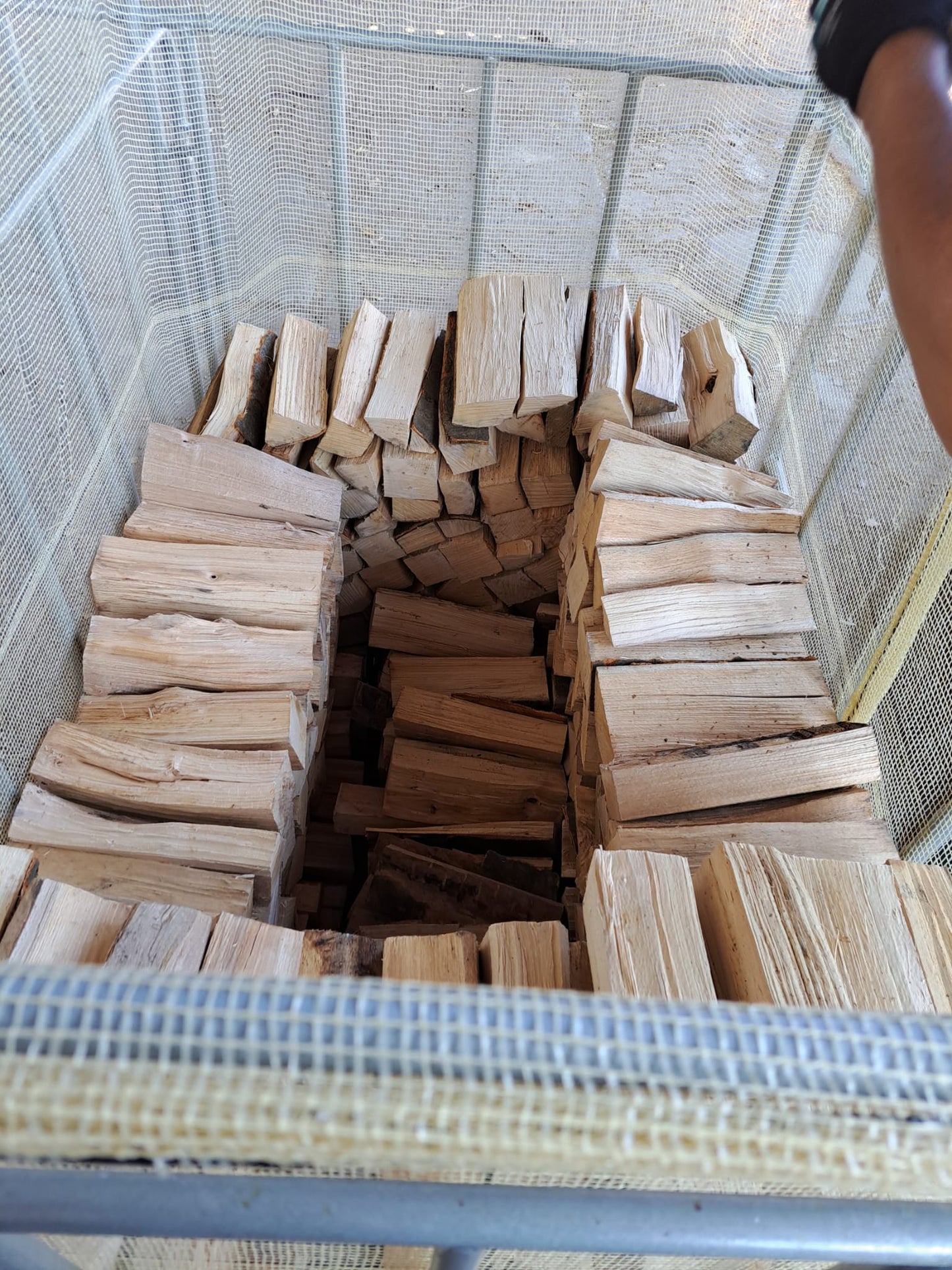 Kaminholz im Großraumsack, gestapelt, fein gespalten  (Buche, Eiche, Birke, Nadelholz)