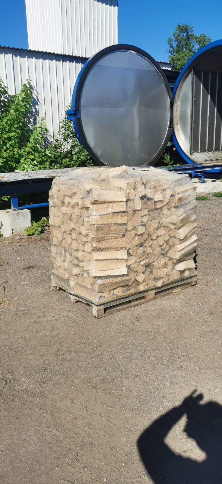 ANGEBOT Kaminholz / Brennholz trocken, Raummeter auf Paletten sauber gestappelt