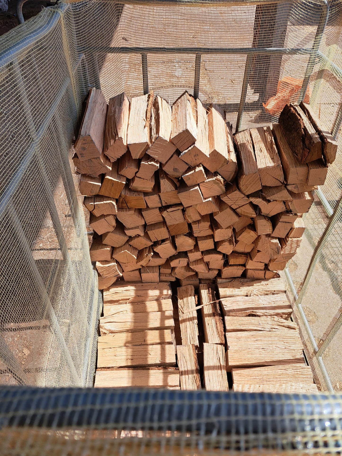 Kaminholz im Großraumsack, gestapelt, fein gespalten  (Buche, Eiche, Birke, Nadelholz)
