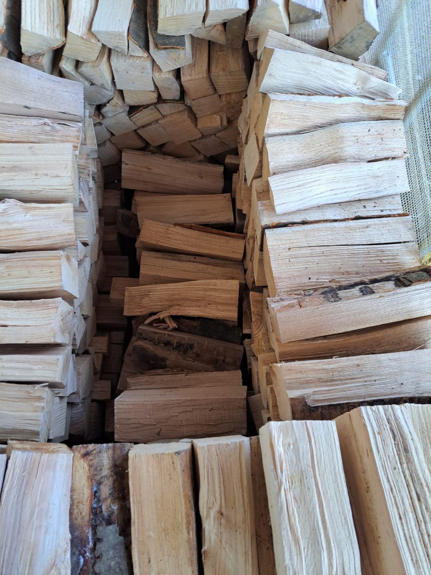 Kaminholz im Großraumsack, gestapelt, fein gespalten  (Buche, Eiche, Birke, Nadelholz)
