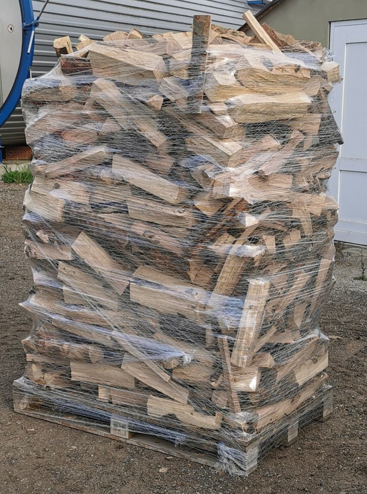 ANGEBOT Kaminholz / Brennholz trocken, Schüttraummeter auf Palette geliefert